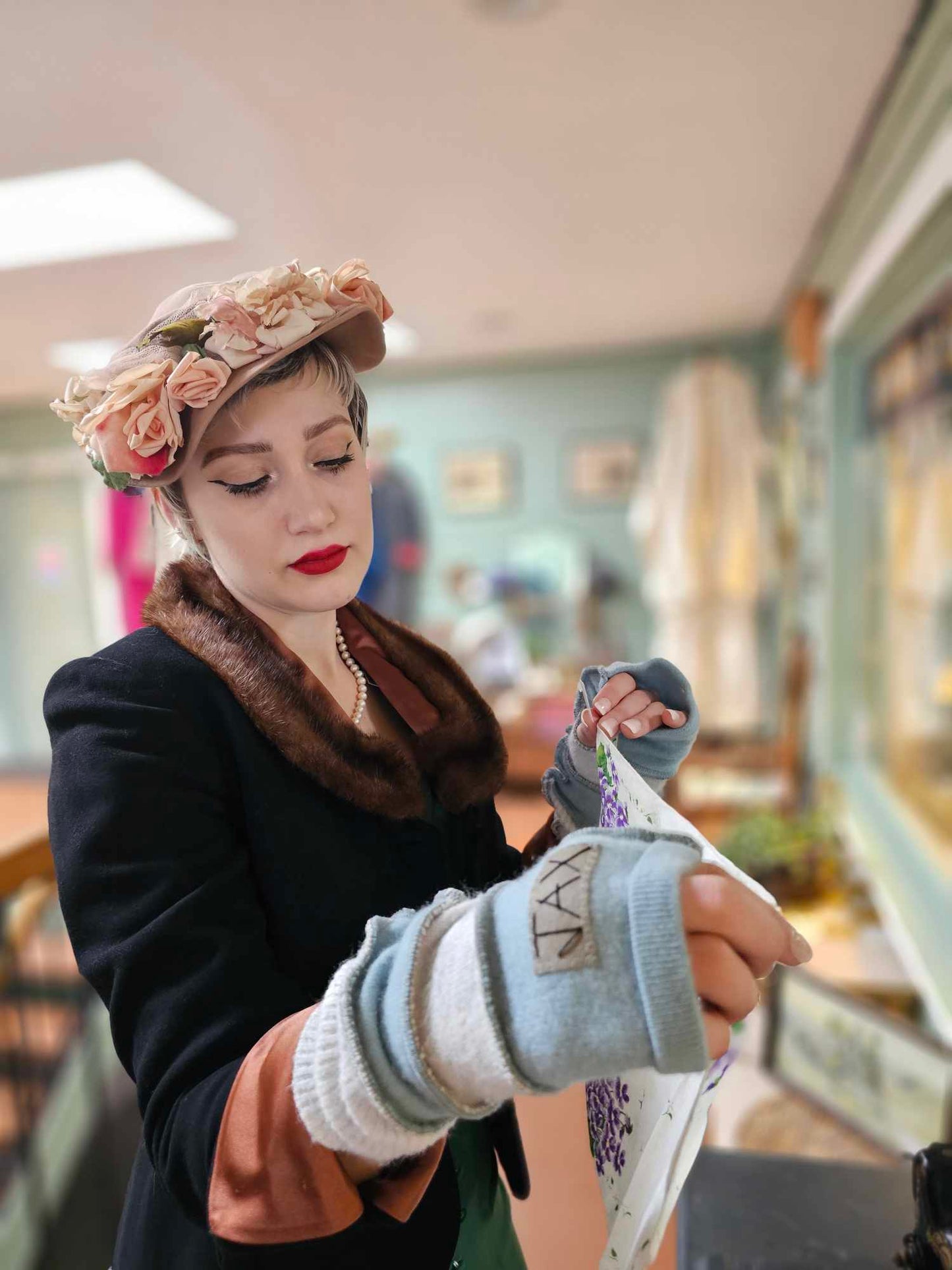 Soft Cashmere Light blue Cream Jax fingerless gloves