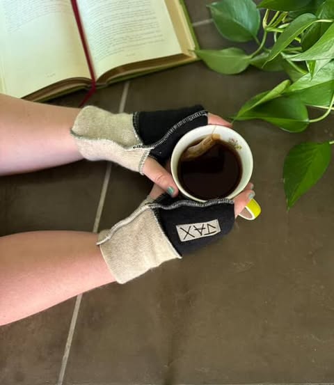 Black and cream Jax texting gloves