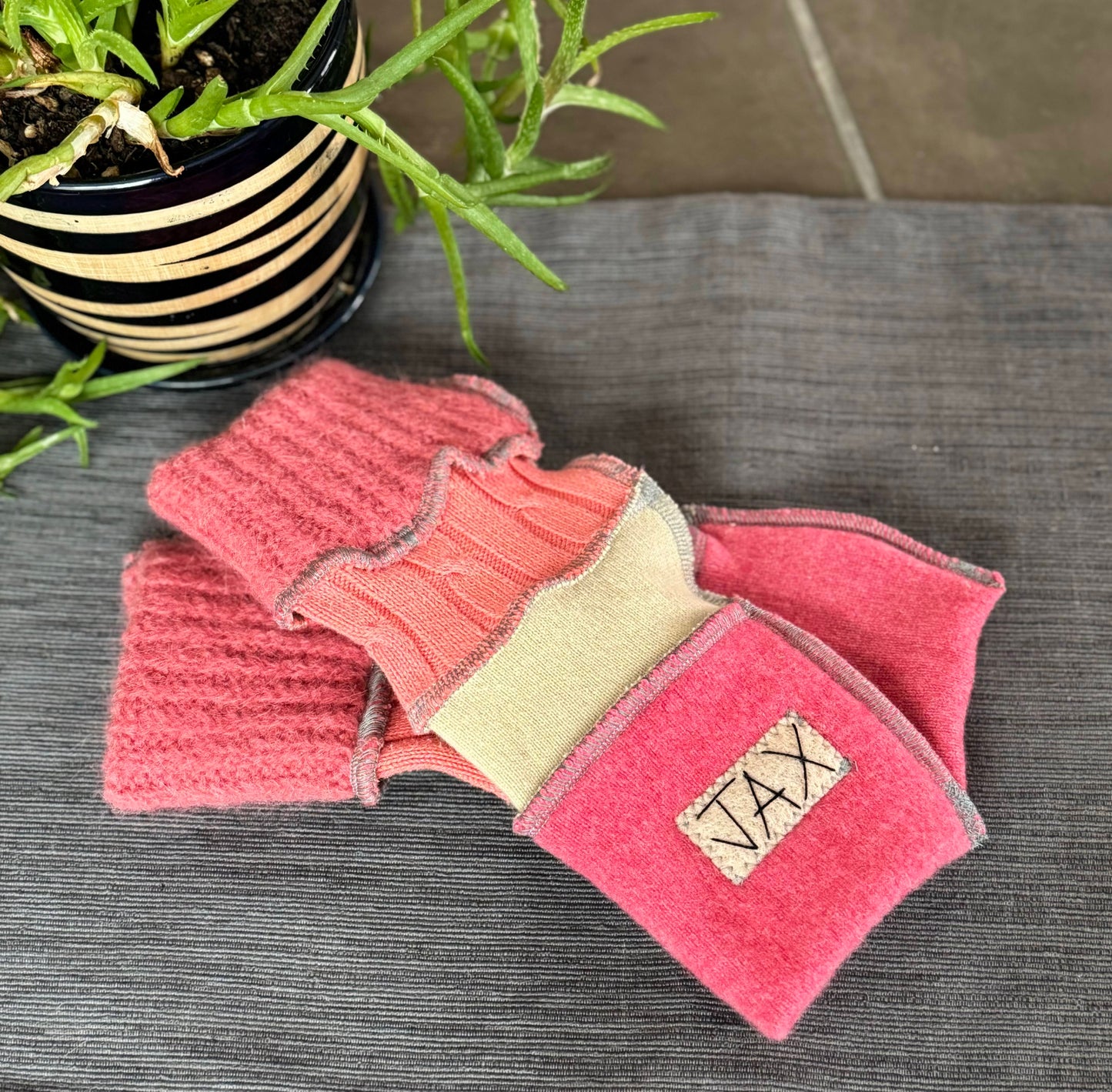 Soft Cashmere Speckled grey and black Jax fingerless gloves