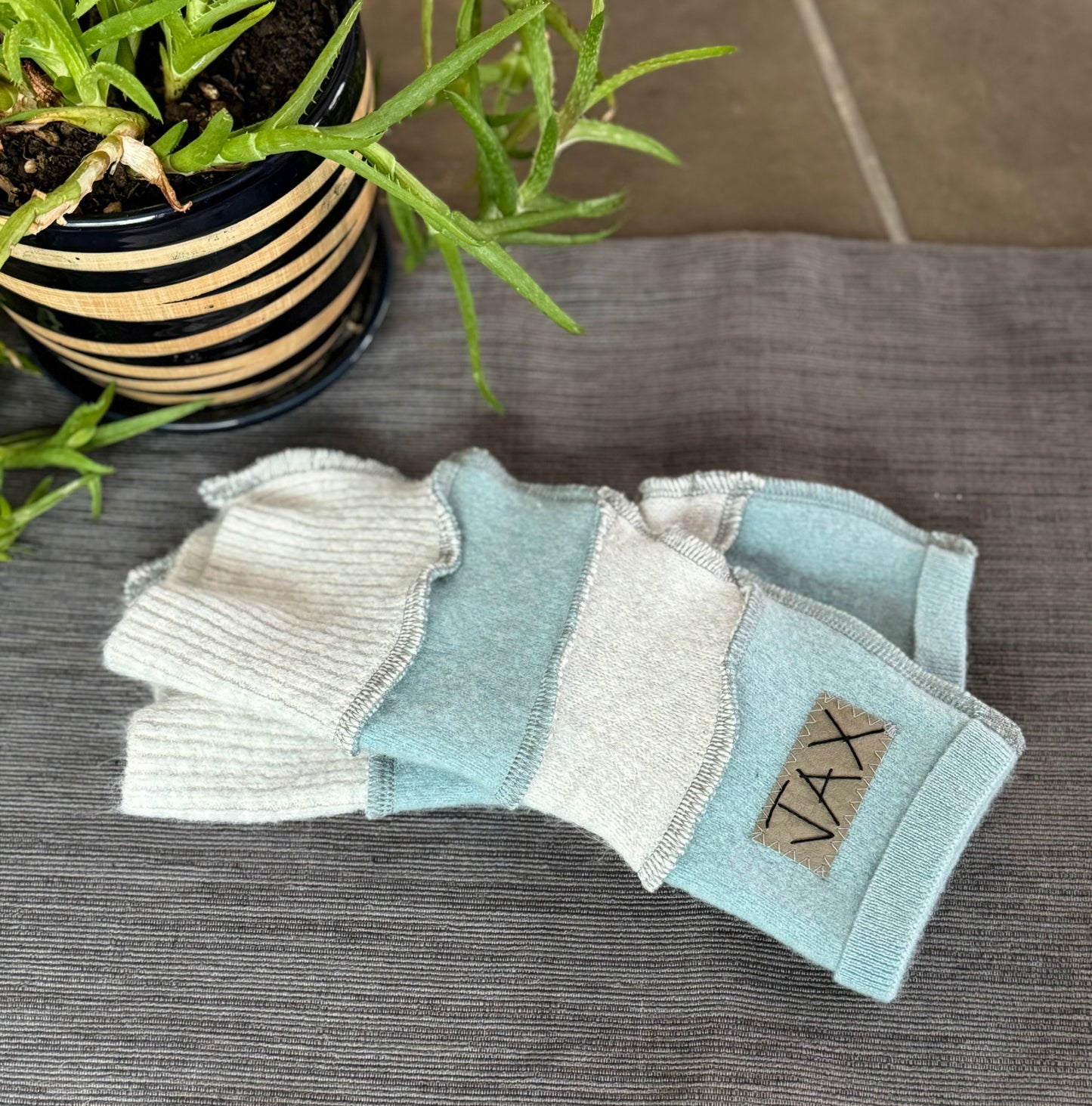 Soft Cashmere Light blue Cream Jax fingerless gloves