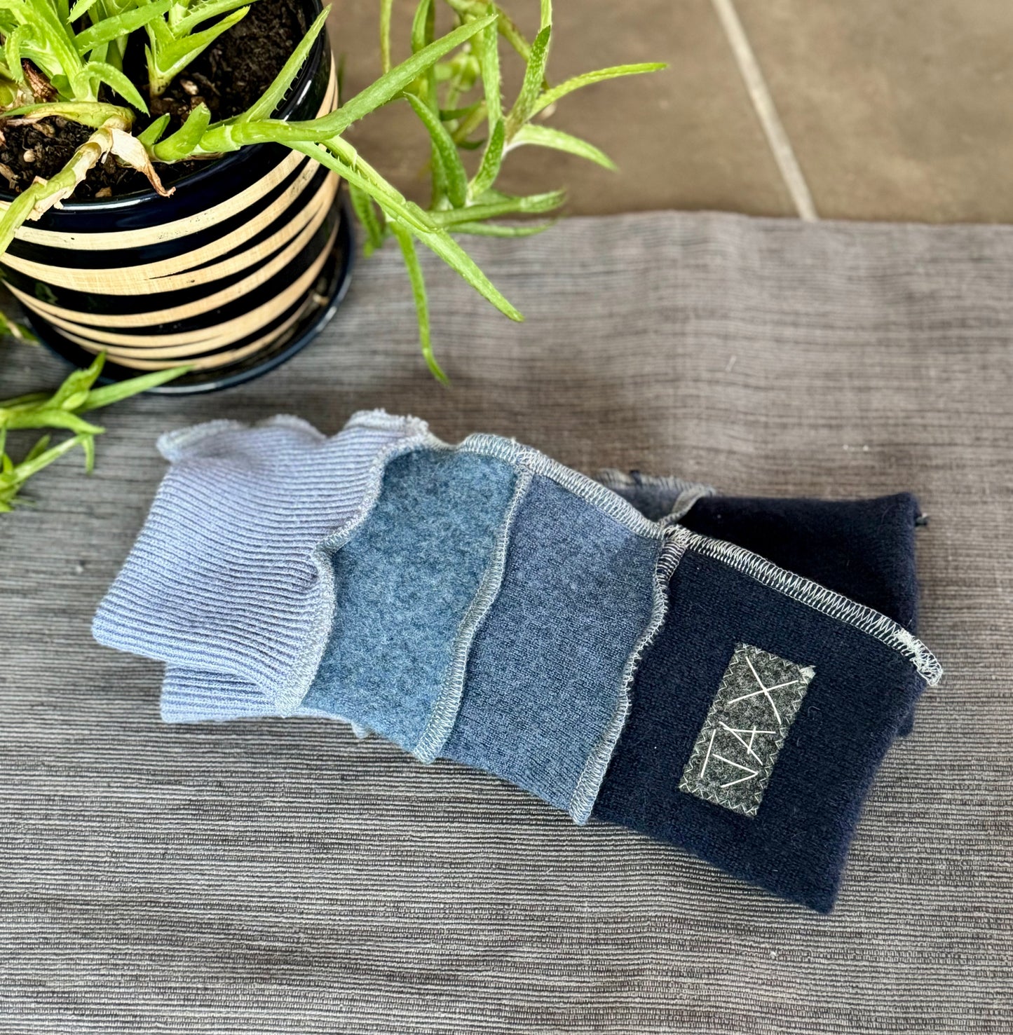 Soft Cashmere Blue mix Jax fingerless gloves