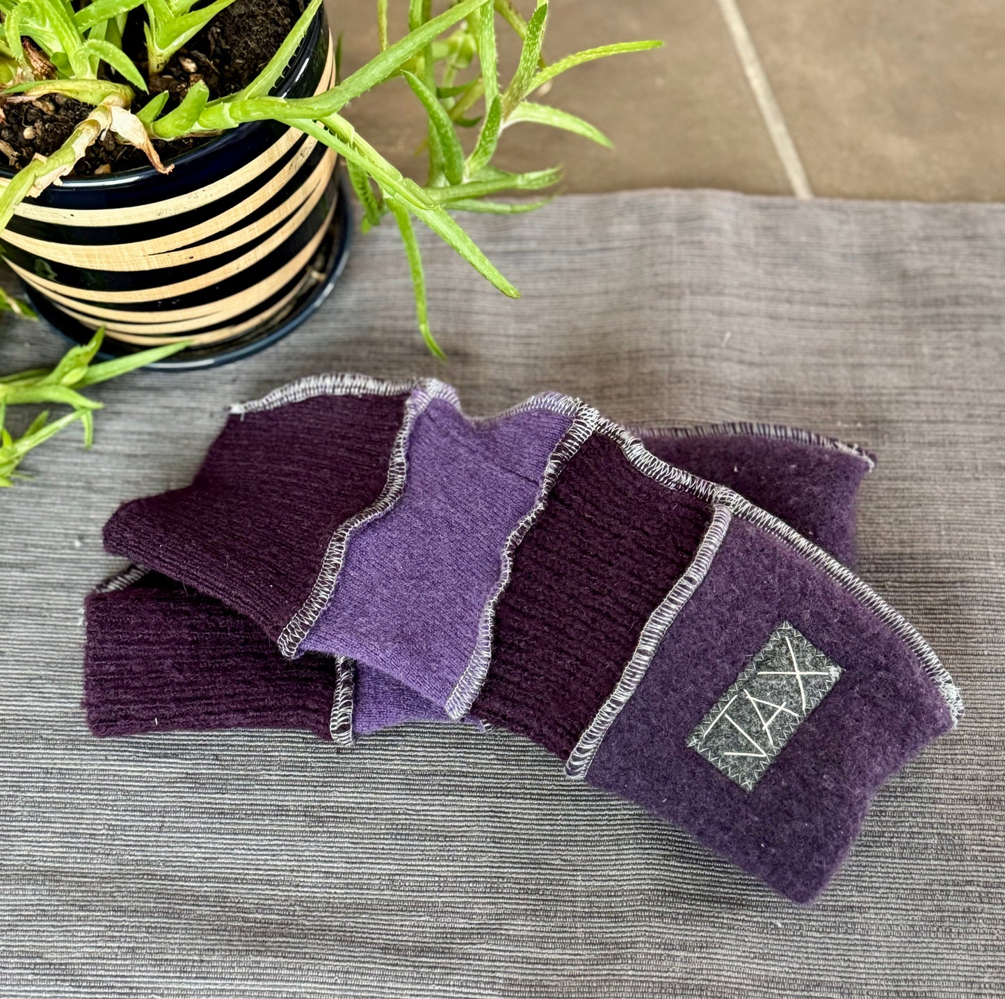 Soft Cashmere Speckled grey and black Jax fingerless gloves