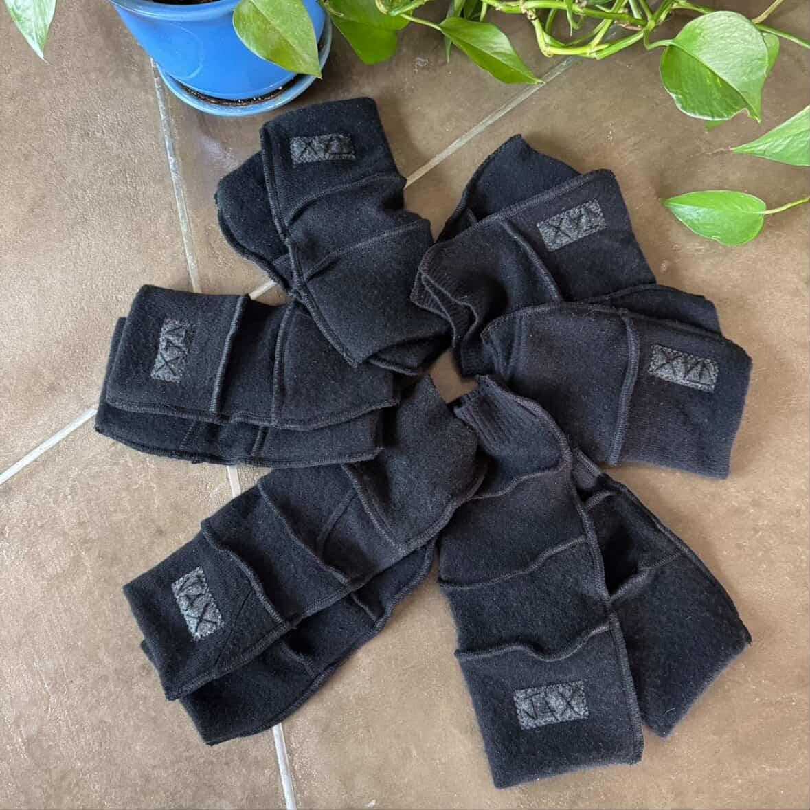 Soft Cash-mere Black mix Jax fingerless gloves
