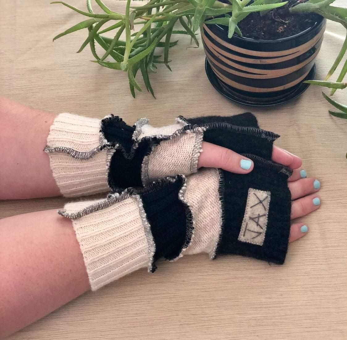 Black and cream Jax texting gloves