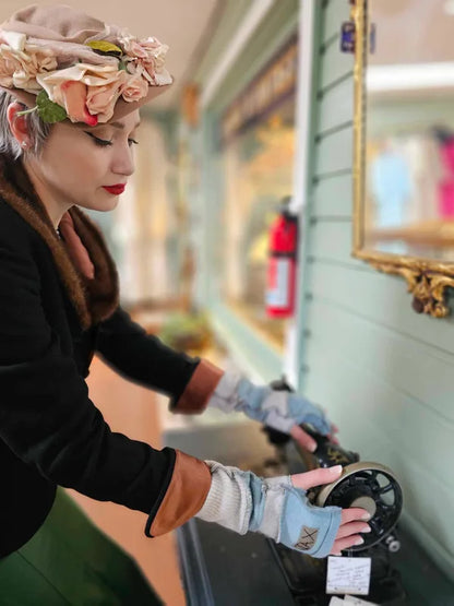 Soft Cash-mere Light blue Cream Jax fingerless gloves