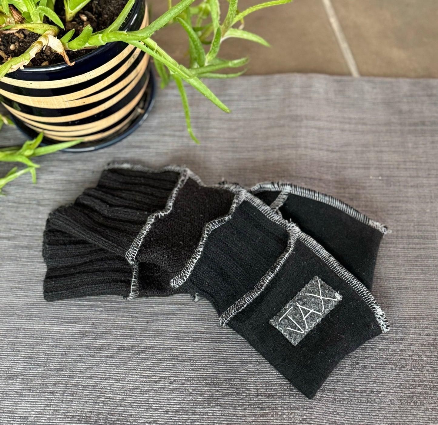 Soft Cashmere Speckled grey and black Jax fingerless gloves