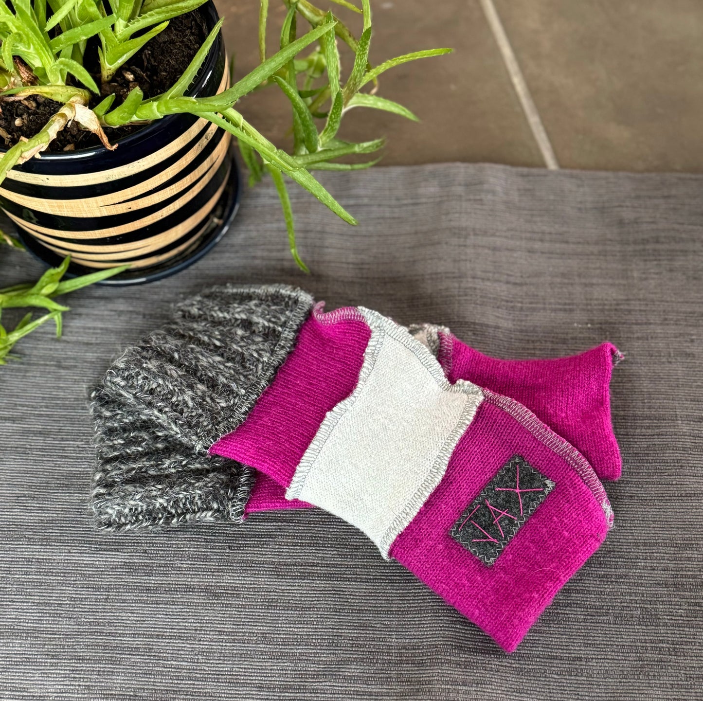 Soft Cashmere Speckled grey and black Jax fingerless gloves